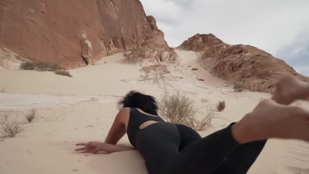 Szenvedélyes nő gyakorolja eksztatikus tánc és gördülő le a homok sivatagban — Stock videók