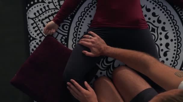Вид зверху чоловіча масажистка рука робить тайський масаж йоги — стокове відео