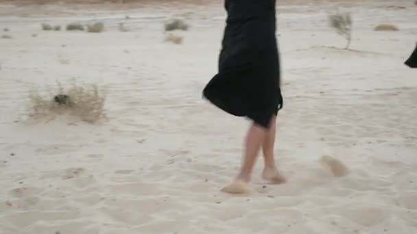 Utsikt över kvinnor fotleder dans barfota i öknen — Stockvideo