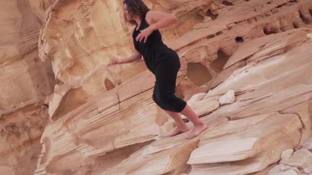 Chica caucásica practicar la danza extática en el cañón. Movimiento dinámico de la cámara activa — Vídeo de stock