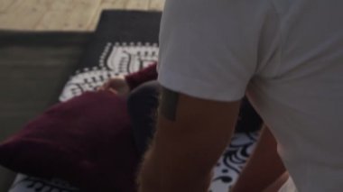 Gün batımında bir kadın için Tayland yogası masajı yaparken ellerinizi kapatın.