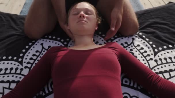 Portret jonge vrouw ontvangen hoofd thai yoga massage close up — Stockvideo