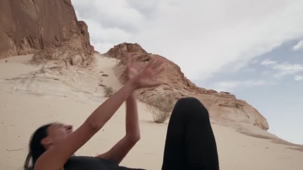 女人在沙漠山谷里跳着欢快的舞步.动态有源相机运动 — 图库视频影像
