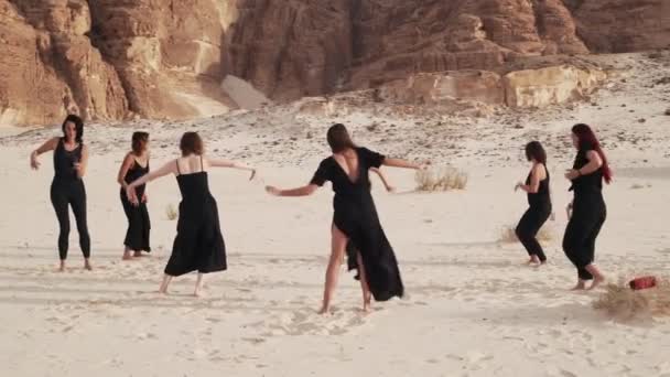 Vista incrível do deserto com mulheres de grupo praticam dança extática — Vídeo de Stock