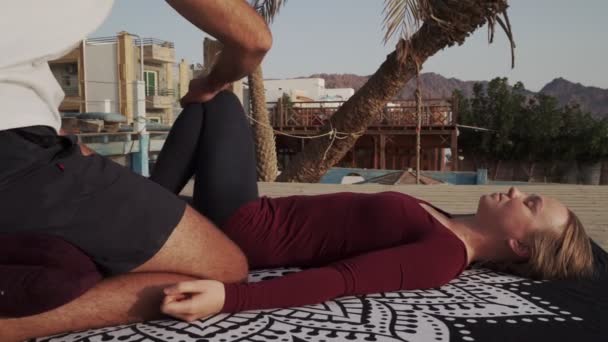 Yoga massagiste faire étirement massage des pieds à la femme pour la guérison et le corps de récupération — Video