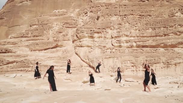 Grupo de mujeres practican danza extática en cañón — Vídeo de stock