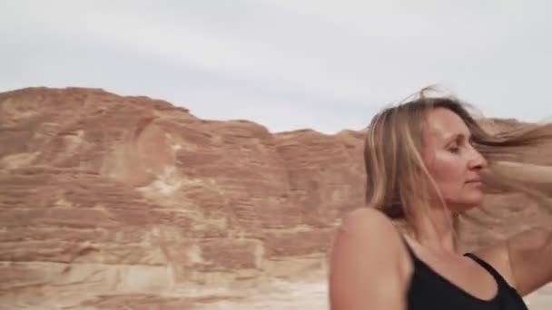 Ritratto ragazza pratica danza estatica nel deserto. Movimento dinamico della telecamera attiva — Video Stock