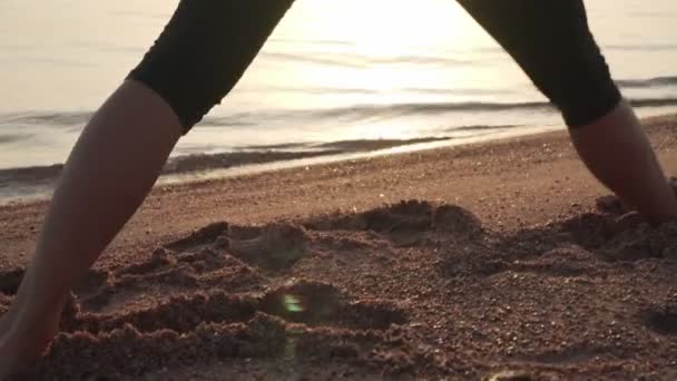 Rubia descalza chica practicar baile extático al atardecer orilla del mar — Vídeo de stock