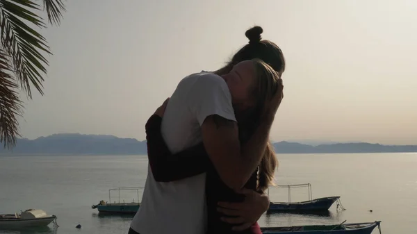 Yoga masaj hocası sahil kenarında kucak dansı yapıyor..