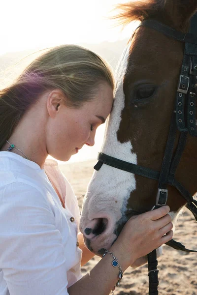 Femme blanche étreignant cheval au ralenti. Concept d'amour et d'amitié . — Photo