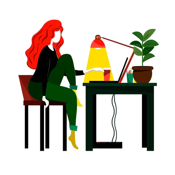 Een vrouw zit op een stoel aan tafel en werkt op een laptop. Illustratie in vlakke stijl. — Stockvector
