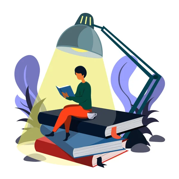 Ein Mann liest ein Buch, während er im Licht einer Lampe auf Bücherstapeln sitzt. Illustration im isometrischen Stil. — Stockvektor
