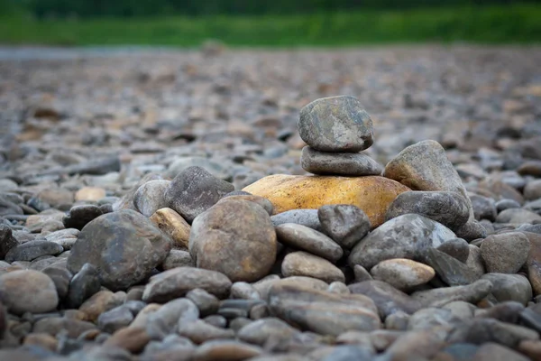 Floden pebble i form av en pyramid — Stockfoto