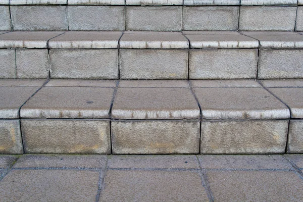 Escadas de pedra. Escadas de tijolo grandes. Uma velha pedreira. Pedras velhas rachadas. Alvenaria antiga. A escadaria para o topo. Antecedentes de pedra. A textura da pedra . — Fotografia de Stock