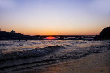 Gün batımında Kiev'deki Metro Köprüsü