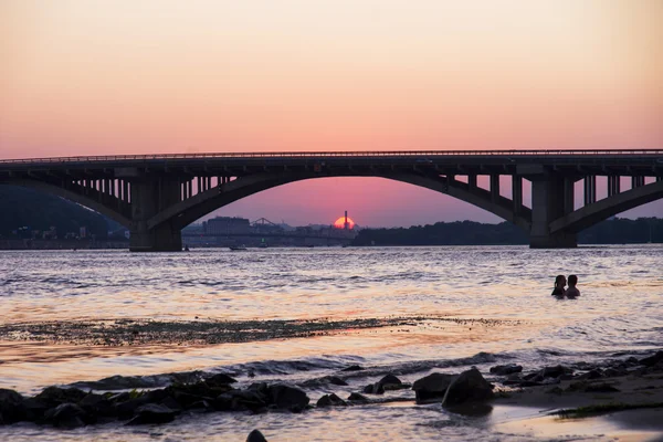 Metro Bridge in Kiev at sunset — Stock Photo, Image