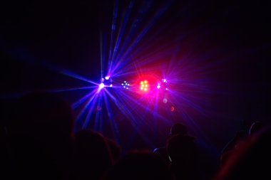 insanlar bir diskoda eğleniyor. etkisi bulanıklık