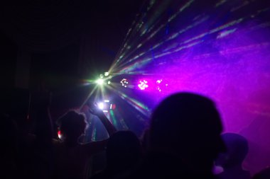 insanlar bir diskoda eğleniyor. etkisi bulanıklık