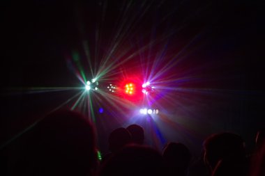 insanlar bir diskoda eğleniyor. etkisi bulanıklık