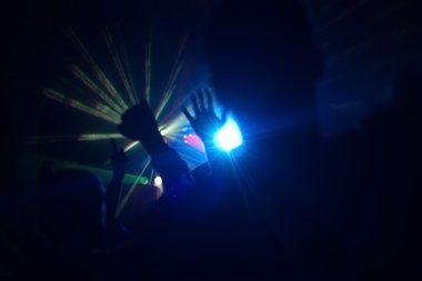 insanlar bir diskoda eğleniyor. etkisi bulanıklık