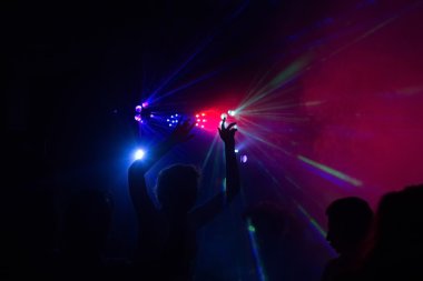 insanlar bir diskoda eğleniyor. etkisi bulanıklık