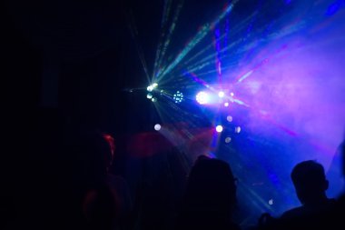 insanlar bir diskoda eğleniyor. etkisi bulanıklık