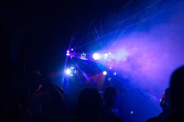 insanlar bir diskoda eğleniyor. etkisi bulanıklık