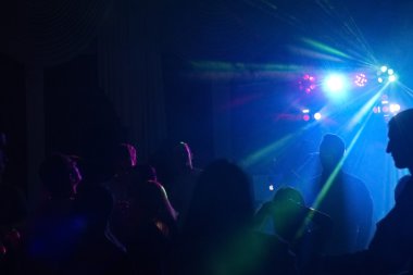 insanlar bir diskoda eğleniyor. etkisi bulanıklık