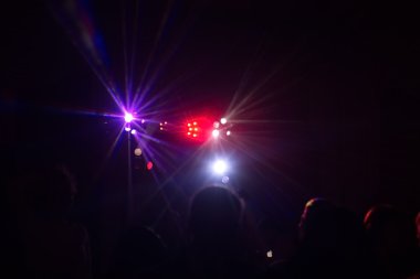 insanlar bir diskoda eğleniyor. etkisi bulanıklık