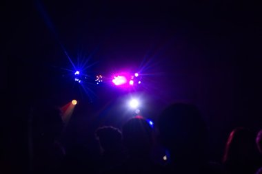 insanlar bir diskoda eğleniyor. etkisi bulanıklık