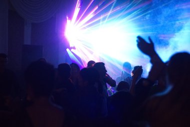 insanlar bir diskoda eğleniyor. etkisi bulanıklık