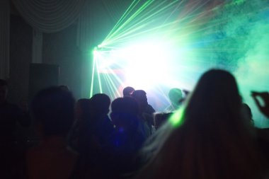 insanlar bir diskoda eğleniyor. etkisi bulanıklık