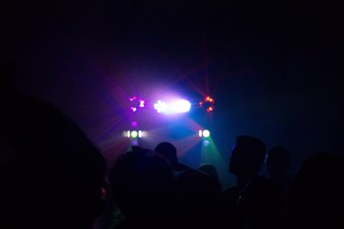 insanlar bir diskoda eğleniyor. etkisi bulanıklık