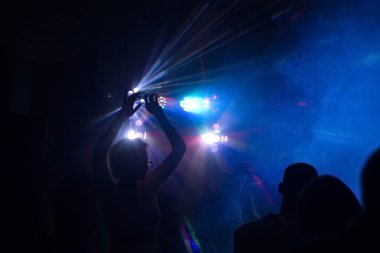 insanlar bir diskoda eğleniyor. etkisi bulanıklık