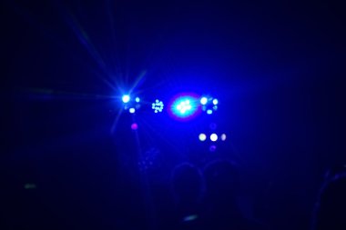 insanlar bir diskoda eğleniyor. etkisi bulanıklık