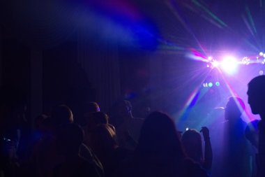 insanlar bir diskoda eğleniyor. etkisi bulanıklık