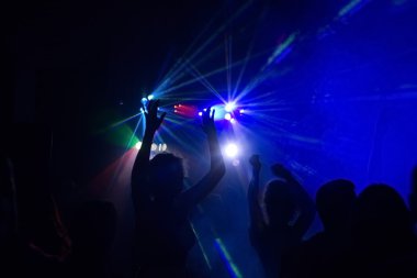 insanlar bir diskoda eğleniyor. etkisi bulanıklık