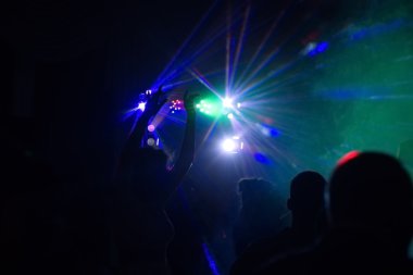 insanlar bir diskoda eğleniyor. etkisi bulanıklık