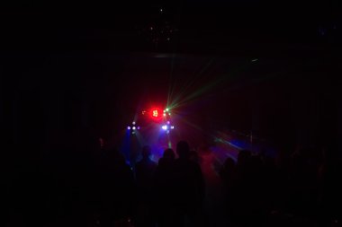 insanlar bir diskoda eğleniyor. etkisi bulanıklık