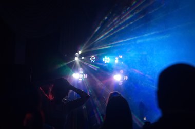 insanlar bir diskoda eğleniyor. etkisi bulanıklık