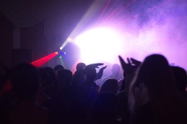 insanlar bir diskoda eğleniyor. etkisi bulanıklık