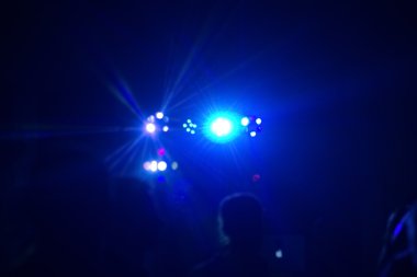 insanlar bir diskoda eğleniyor. etkisi bulanıklık