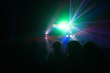 insanlar bir diskoda eğleniyor. etkisi bulanıklık