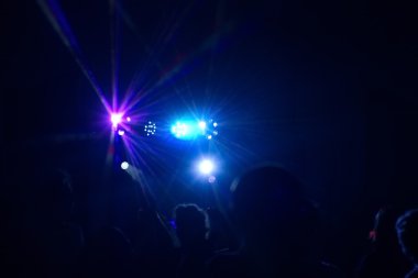 insanlar bir diskoda eğleniyor. etkisi bulanıklık