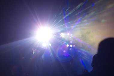 insanlar bir diskoda eğleniyor. etkisi bulanıklık