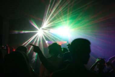 insanlar bir diskoda eğleniyor. etkisi bulanıklık