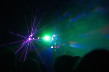 insanlar bir diskoda eğleniyor. etkisi bulanıklık