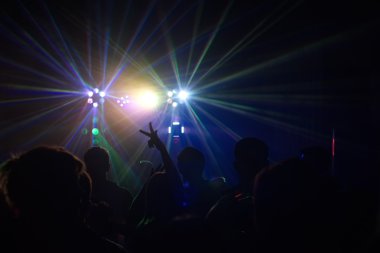 insanlar bir diskoda eğleniyor. etkisi bulanıklık