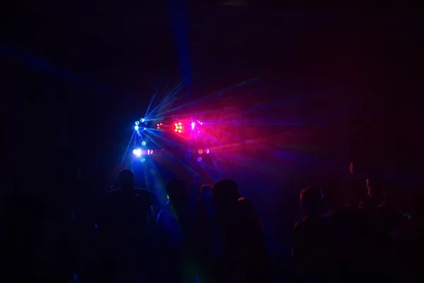 Pessoas a divertirem-se numa discoteca. efeito borrão — Fotografia de Stock
