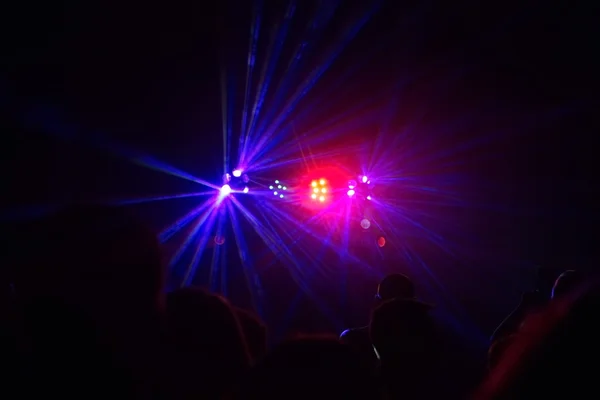 Gente divirtiéndose en una discoteca. efecto difuminado — Foto de Stock